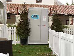 portable-toilet-rental-tower-district-fresno-california-porta-potty-rentals-restroom-trailer-93728 Deluxe portable toilet near Tower District, Fresno CA in front of white picket vinyl fencing.